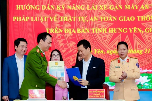 Công an tỉnh Hưng Yên, Sở Giáo dục và Đào tạo ký kết phối hợp giáo dục kiến thức pháp luật về trật tự ATGT đường bộ cho học sinh giai đoạn 2025 - 2028.