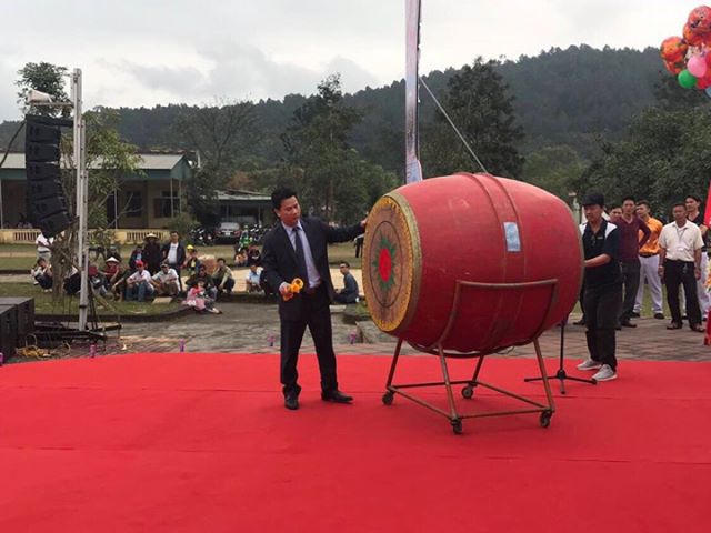 Ông Đặng Quốc Khánh chủ tịch UBND tỉnh Hà Tĩnh, đánh trống khai hội chùa Hương Tích 2018.