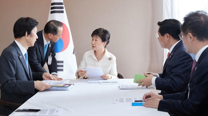 Tổng thống Hàn triệu tập họp khẩn cấp với các trợ lý tại thủ đô Vientiane, Lào. (Ảnh: Reuters)