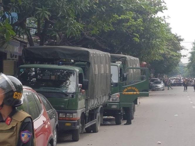 Hàng chục Cảnh sát đang vây bắt đối tượng mang hàng nóng tử thủ trong nhà