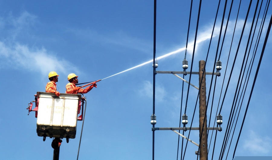 Nhân viên điện lực đang kiểm tra đường dây (ảnh minh hoạ)