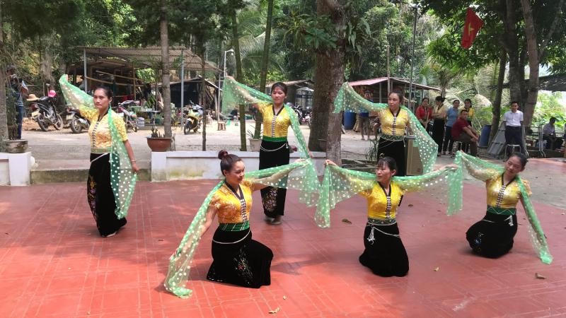 Người dân bản Nậm Mạ với điệu múa truyền thống.