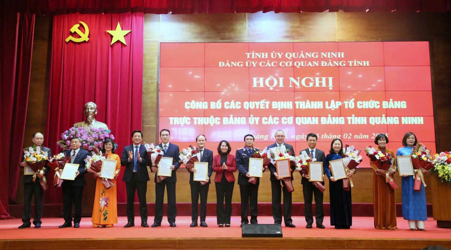 Lãnh đạo tỉnh Quảng Ninh trao Quyết định, tặng hoa chúc mừng các đơn vị được thành lập, tổ chức lại sau tinh gọn. Ảnh: QMG