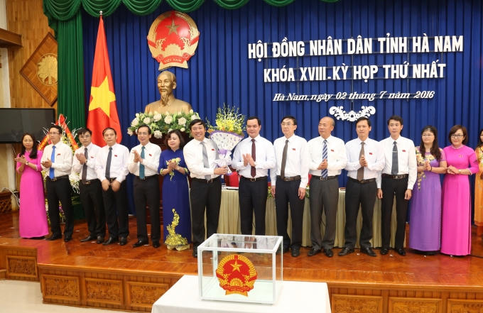 Ông Nguyễn Đình Khang, Bí thư Tỉnh ủy Hà Nam chúc mừng các lãnh đạo chủ chốt của HĐND tỉnh Hà Nam, nhiệm kỳ 2016-2021.