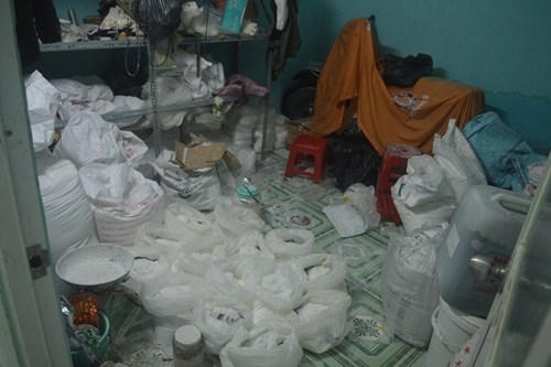 Bên cạnh số thịt bò không đảm bảo vệ sinh, tại đây lực lượng chức năng phát hiện có thêm nhiều loại bột mỳ, hóa chất tẩy và hương liệu. Ảnh: TPO