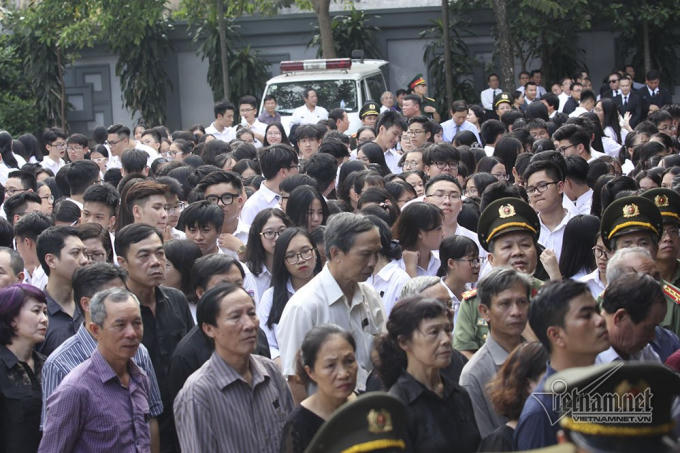 Buổi chiều trời kh&aacute; oi n&oacute;ng, cộng th&ecirc;m với lượng người đ&ocirc;ng khiến kh&ocirc;ng kh&iacute; trở n&ecirc;n ngột ngạt