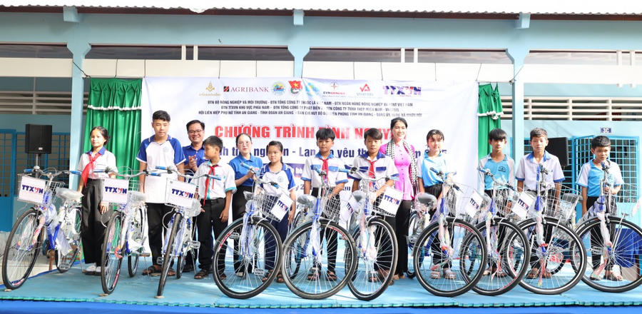 Tặng xe đạp cho 10 em học sinh nghèo vươn lên học giỏi