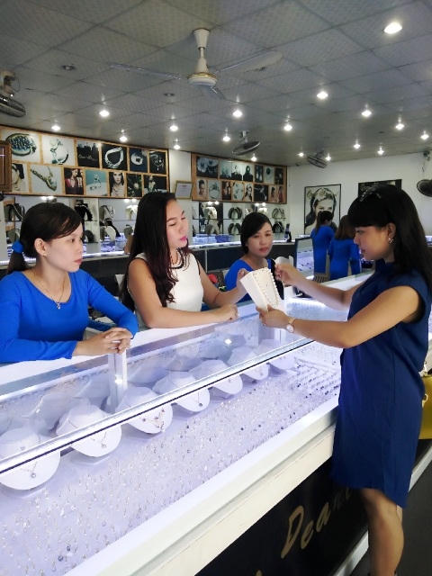 Chị Mỹ Dung (áo trắng) tư vấn lựa chọn Ngọc trai cho khách hàng.