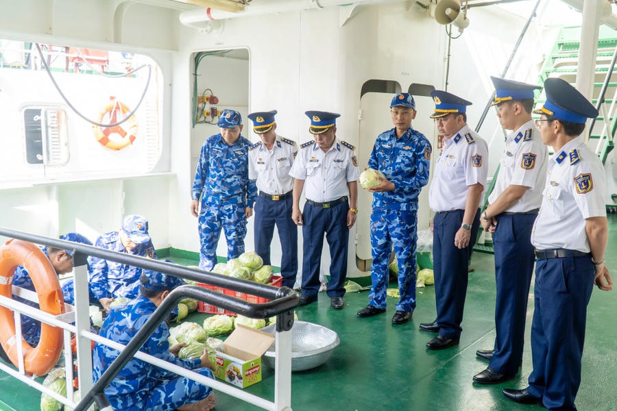Thủ trưởng Bộ Tư lệnh Vùng Cảnh sát biển 3 và các cơ quan chức năng kiểm tra công tác chuẩn bị của tàu CSB 8001 trước khi lên đường làm nhiệm vụ trực Tết.