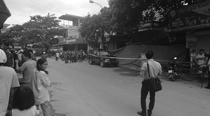 Nhiều người dân hiếu kỳ có mặt tại hiện trường vụ việc.