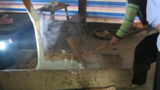 Gi&atilde; b&aacute;nh d&agrave;y cho đến khi cầm ch&agrave;y k&eacute;o l&ecirc;n tạo được độ d&iacute;nh v&agrave; độ dẻo như thế n&agrave;y tức l&agrave; b&aacute;nh d&agrave;y đ&atilde; được.