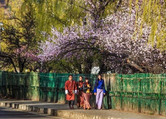 Người dân Bhutan được hưởng không khí trong lành, không bị ô nhiễm như các nước khác, và họ luôn khoác trên mình bộ trang phục truyền thống như một thói quen. Ảnh: internet.
