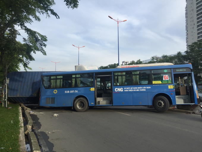 Chiếc xe buýt chắn ngang đường.