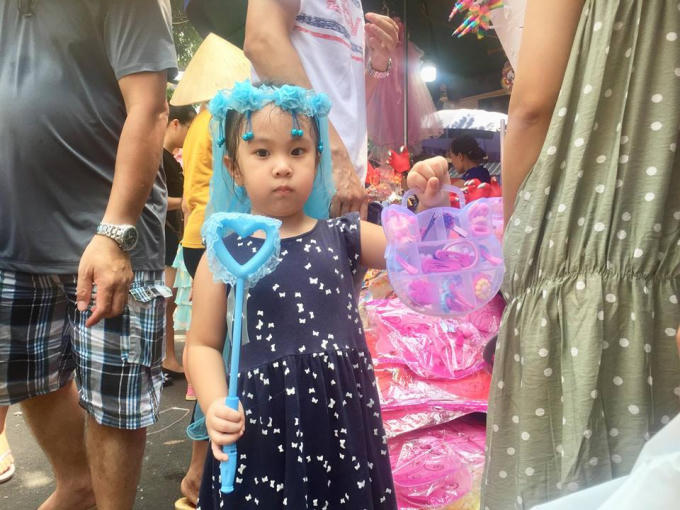 Một cô bé được người thân mua cho mình bộ phụ kiện công chúa.