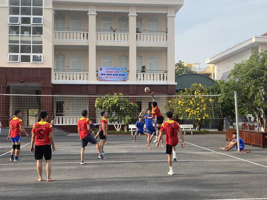 Cán bộ, chiến sĩ giao lưu thi đấu bóng chuyền