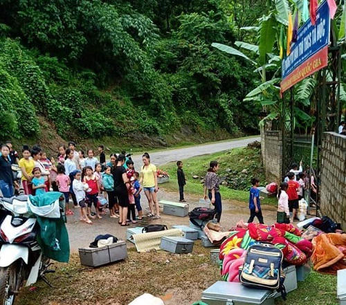 Nhiều học sinh phải được gia đình di chuyển ra phía bên ngoài trường để tránh lũ.