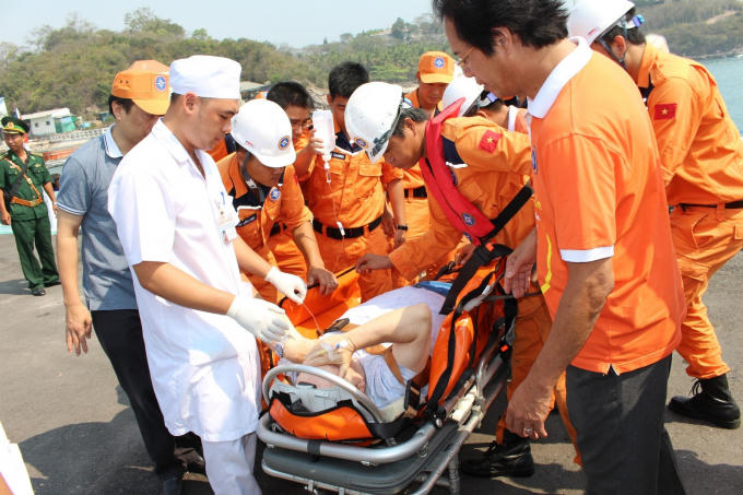Nạn nhân được tàu tìm kiếm cứu nạn đưa về bờ. Ảnh minh họa