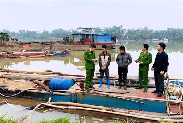 Sau khi nổ súng trấn áp, hai chủ tàu cát mới chấp hành thủ tục kiểm tra.