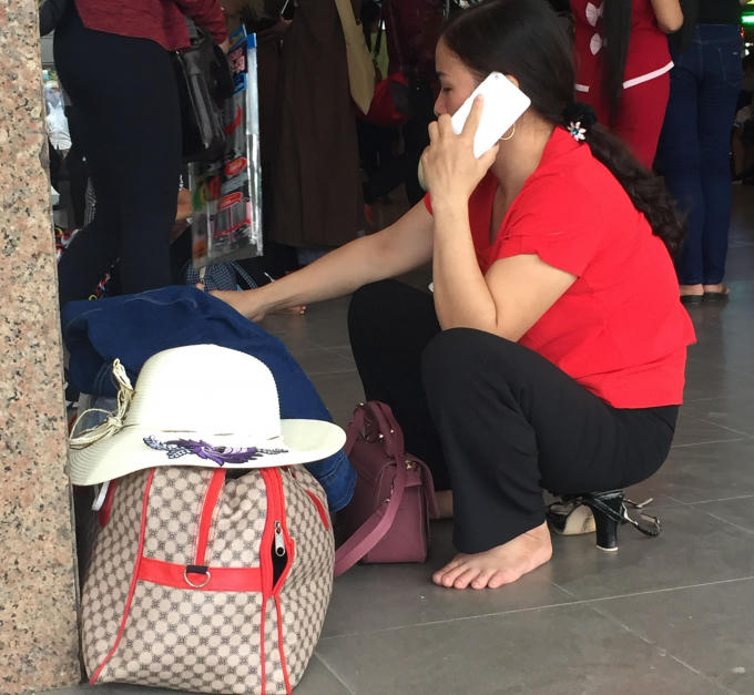 Nhiều người phải chờ rất lâu mới có xe để về.
