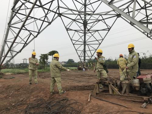 NPMB cho rằng nếu tiến độ giải phóng mặt bằng được đẩy nhanh thì dự án Đường dây 220kV rẽ nhánh trạm biến áp 220kV Tây Hà Nội mới có khả năng hoàn thành trong quý II năm nay. Ảnh minh họa: Mai Phương/TTXVN