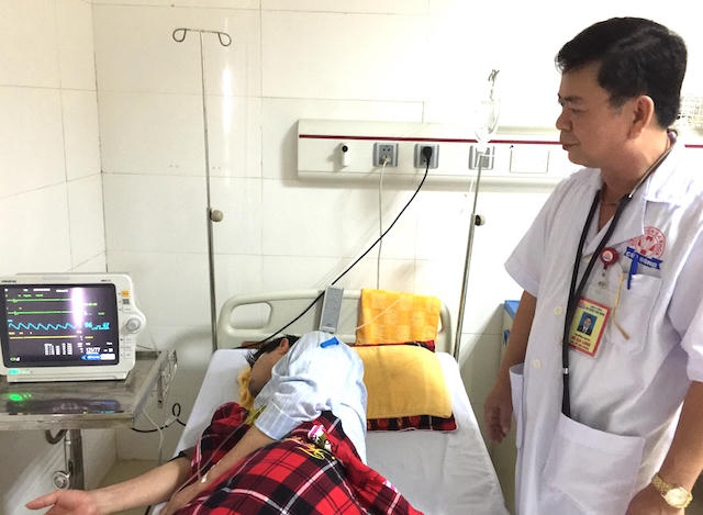 Ngày 25/11, ông Nguyễn Xuân Phú nhập viện cấp cứu trong tình trạng nôn mửa, đau đầu, ngất xỉu, huyết áp cao hơn 200mmHg.