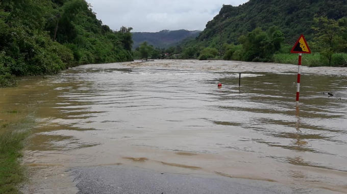 Nhiều tuyến đường bị ngập sâu khiến giao thông bị chia cắt.