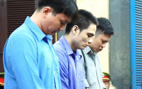 Các bị cáo nghe tuyên án.