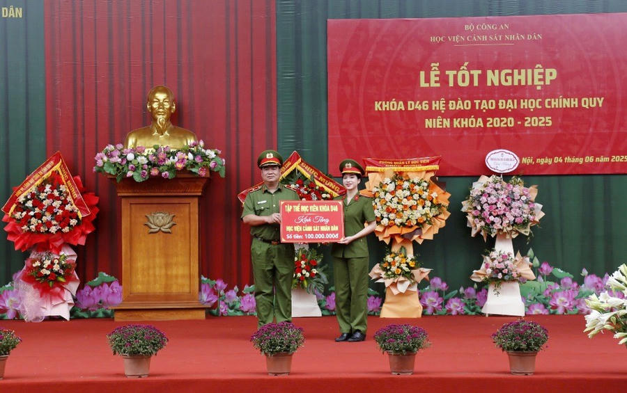 Đại diện học viên khóa D46 trao tặng quỹ Khuyến học cho Học viện CSND.