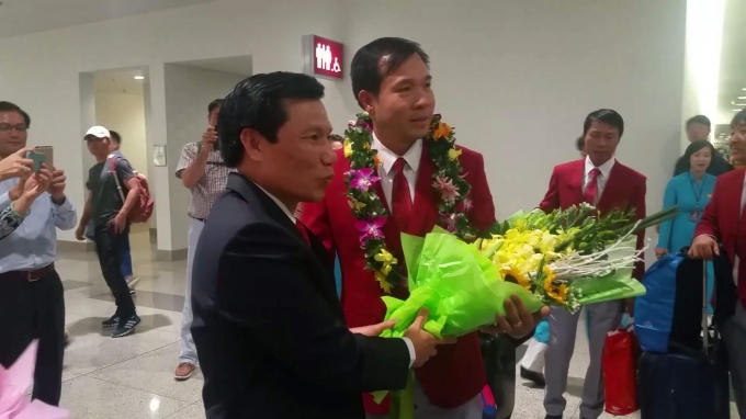 Bộ trưởng, Bộ Văn hóa, Thể thao và Du lịch Nguyễn Ngọc Thiện đón và chúc mừng Hoàng Xuân Vinh. Ảnh: Phan Huy Trung