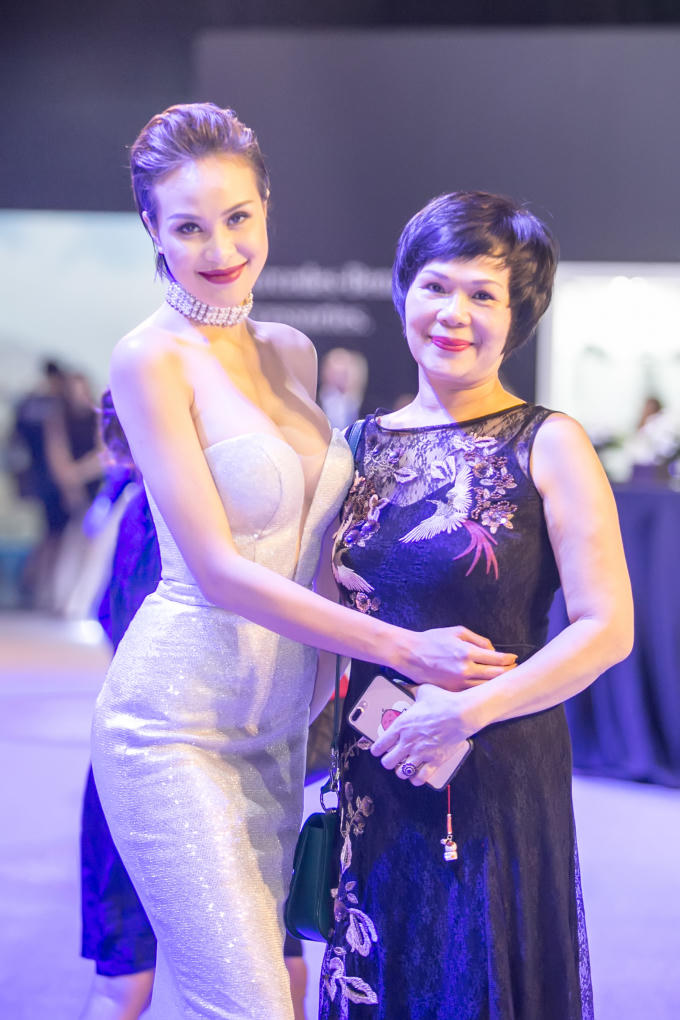 Phương Mai được mẹ chăm s&oacute;c khi đi l&agrave;m MC