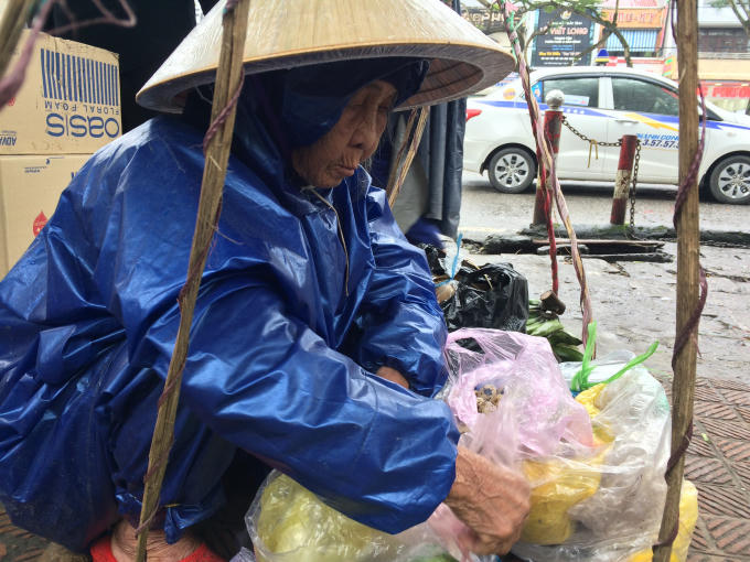 Dù lạnh giá nhưng cụ bà vẫn miệt mài với công việc (Ảnh: Chu Duyên )
