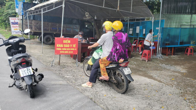 Chốt kiểm soát vào nội tỉnh cho xe ô tô đi qua, hướng dẫn khai báo tại trạm y tế; xe máy thì dừng xe, hướng dẫn khai báo y tế. Nhắc nhở người dân vào địa bàn khi về địa phương phải đến cơ sở y tế khai báo y tế ngay trước khi về nhà.