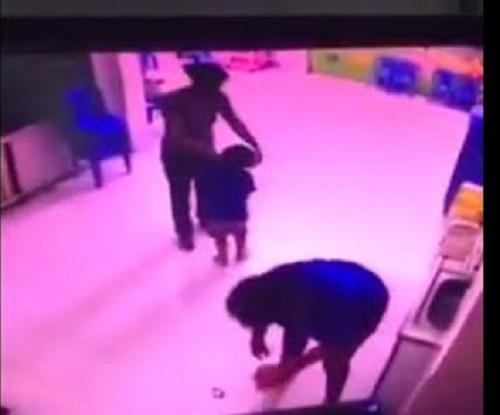 Cháu bé bị đánh (ảnh cắt từ clip).