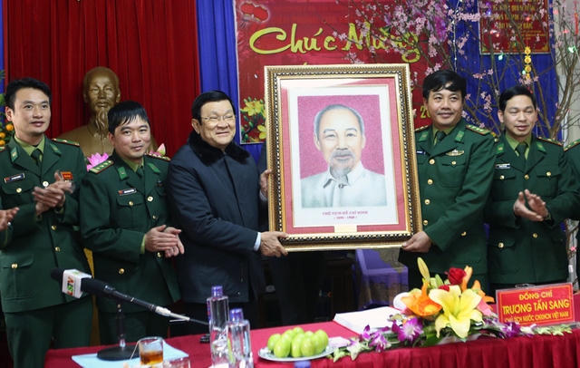Chủ tịch nước Trương Tấn Sang tặng bức ảnh Bác Hồ cho cán bộ, chiến sĩ Đồn Biên phòng Hữu Nghị. Ảnh: Nguyễn Khang – TTXVN