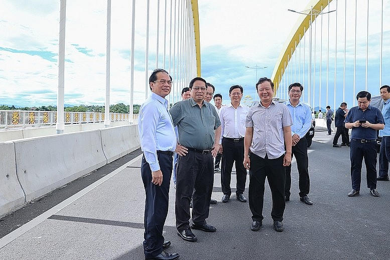 Thủ tướng Phạm Minh Chính thăm cây cầu mới Nguyễn Hoàng qua sông Hương.