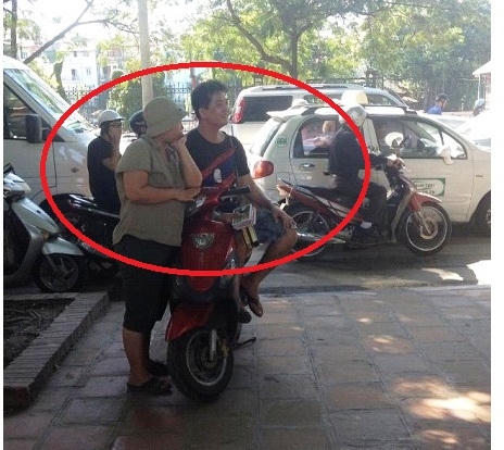 Các đối tượng này luôn trong tình trạng ngồi chờ khách du lịch để chèo kéo.