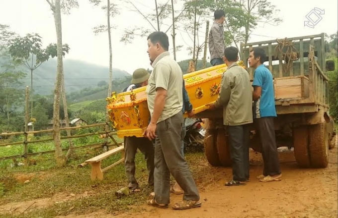 Chuẩn bị khâm liệm các nạn nhân. Ảnh: Tiến Phong.