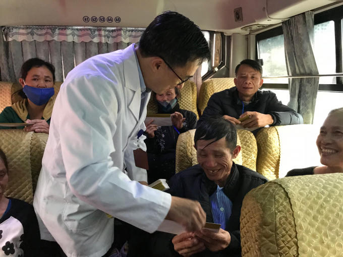 GS.TS Tr&acirc;̀n Văn Thu&acirc;́n - Giám đ&ocirc;́c B&ecirc;̣nh vi&ecirc;̣n K l&ecirc;n chuy&ecirc;́n xe y&ecirc;u thương tặng quà cho b&ecirc;̣nh nh&acirc;n trước khi v&ecirc;̀ qu&ecirc; ăn T&ecirc;́t.