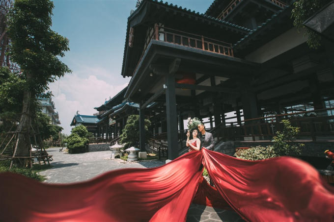 Bao quanh Vườn Nhật xanh r&igrave; l&agrave; t&ograve;a l&acirc;u đ&agrave;i đồ sộ, cổ k&iacute;nh m&ocirc; phỏng kiến tr&uacute;c của th&agrave;nh Edo, kiến tr&uacute;c đặc trưng của đất nước Nhật Bản. Kh&ocirc;ng gian n&agrave;y khiến những bức h&igrave;nh cưới cứ như thể được chụp tại xứ sở Ph&ugrave; Tang.&nbsp;