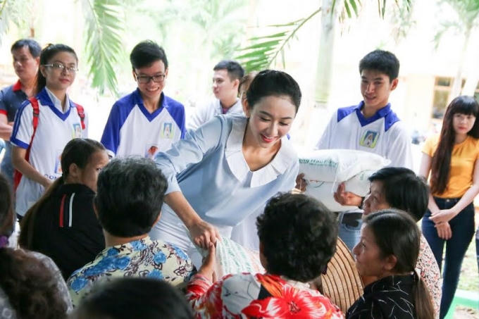 Hà Thu sẻ chia món quá ý nghĩa tới tận tay người dân nghèo.