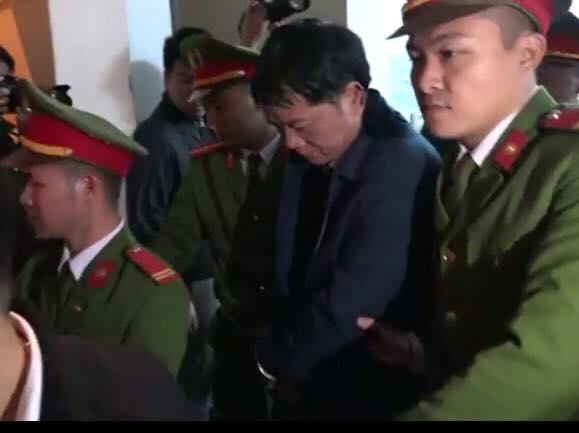 To&agrave;n cảnh ng&agrave;y đầu ti&ecirc;n x&eacute;t xử &ocirc;ng Đinh La Thăng c&ugrave;ng 21 đồng phạm