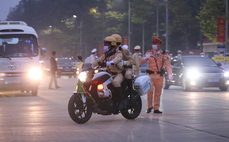 Lực lượng Cảnh sát Giao thông dẫn đoàn và đảm bảo an ninh trên tuyến đường đoàn đại biểu di chuyển từ Lăng Chủ tịch Hồ Chí Minh đến Trung tâm Hội nghị Quốc gia. (Ảnh: Dương Giang/TTXVN)
