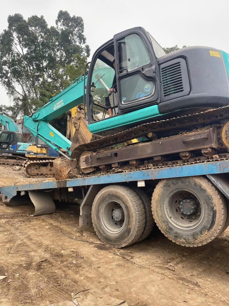 Máy xúc nhãn hiệu Hitachi Đào Đình Thiêm dừng, đỗ giữa ngã ba đường, ngăn cản không cho tốp thợ thi công công trình bị cơ quan chức năng đưa về Công an huyện Yên Lạc