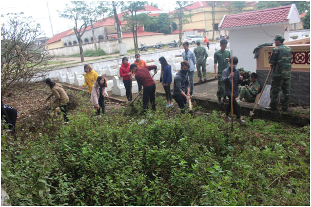 Ngoài ra CLB Hành trình nhiệt huyết còn phối hợp với Đoàn Xã Minh Phú dọn dẹp Nghĩa trang của xã.