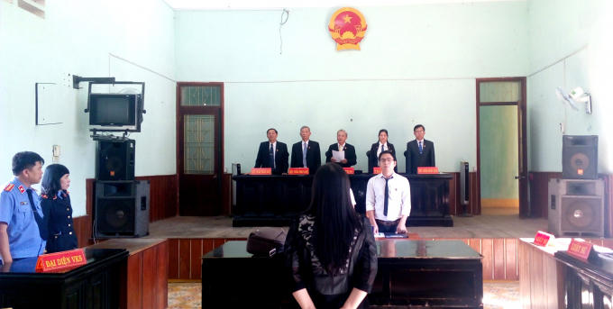 Mọi người trong phòng xử án nghe HĐXX tuyên trả hồ sơ để điều tra lại.