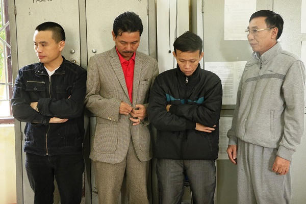 Các đối tượng đánh bạc trong nhà máy gạch tại cơ quan điều tra.