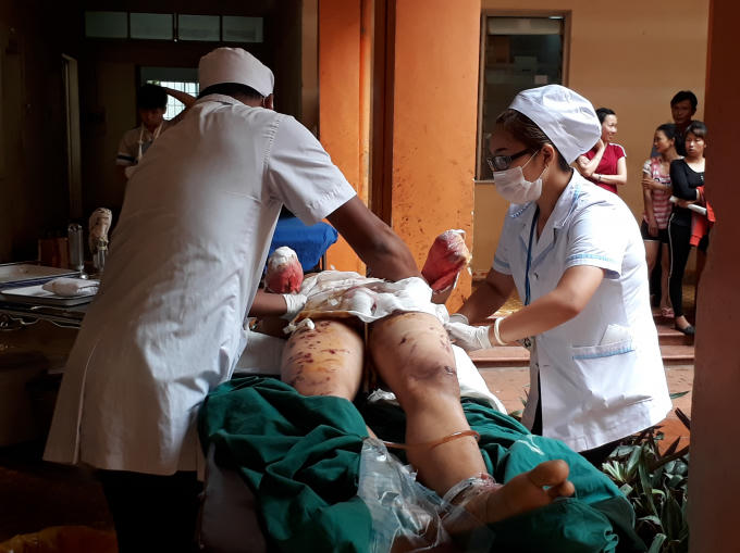 Các bác sĩ Bệnh viên đa khoa Đắk Lắk đang cấp cứu cho em Hiến.