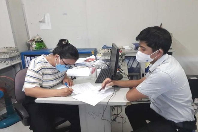 Cán bộ BHXH huyện Kỳ Anh (Hà Tĩnh) hướng dẫn đối tượng làm thủ tục để hưởng chế độ (Ảnh: Xuân Sinh).