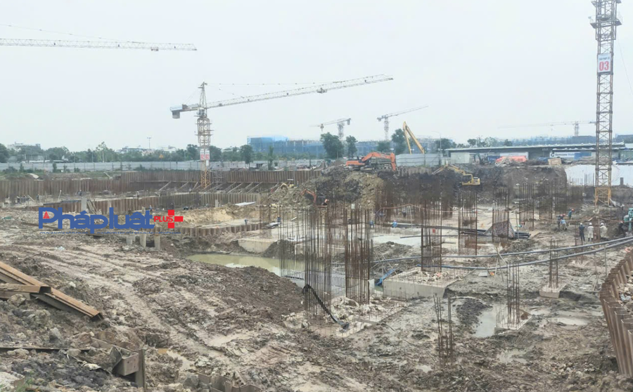 Dự án Long Biên Central (Phường Việt Hưng) do Công ty Cổ phần Đầu tư Bất động sản Taseco Land làm chủ đầu tư đang trong quá trình thi công phần móng.