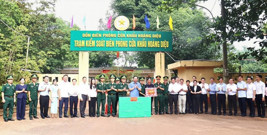 Chủ tịch UBND tỉnh Đồng Nai và lãnh đạo các cơ quan, đơn vị thăm, tặng quà Trạm Kiểm soát biên phòng Cửa khẩu Hoàng Diệu. Ảnh: BĐN